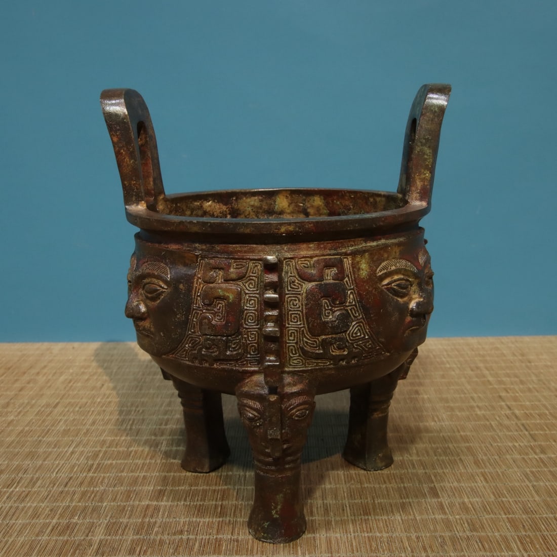 A finely crafted bronze human-faced cauldron inscription: Exquisite bronze human-faced ding inscription Size: D:17cmx H:22cm W: 2.45 kg Size: D:17cmx H:22cm W: 2.45 kg (The Dimensions Of All Batches Are Manually Measured.If You Need More Detailed Information