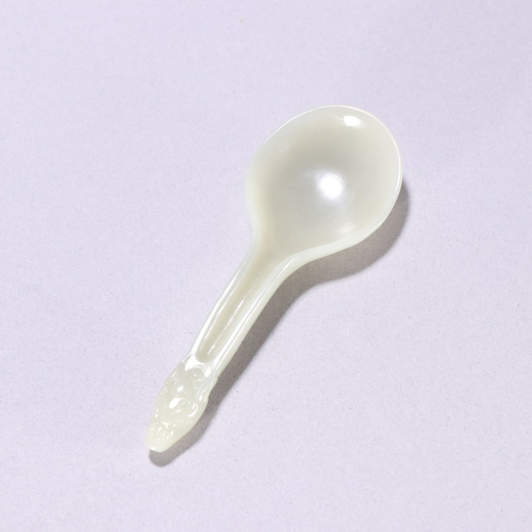 A Hetian jade ladle from the Qing Dynasty: The Hetian jade ladle from the Qing Dynasty Size: L: 10.8cm W: 3.9cm W: 0.0266 kg Size: L: 10.8cm W: 3.9cm W: 0.0266 kg (The Dimensions Of All Batches Are Manually Measured.If You Need More Detailed