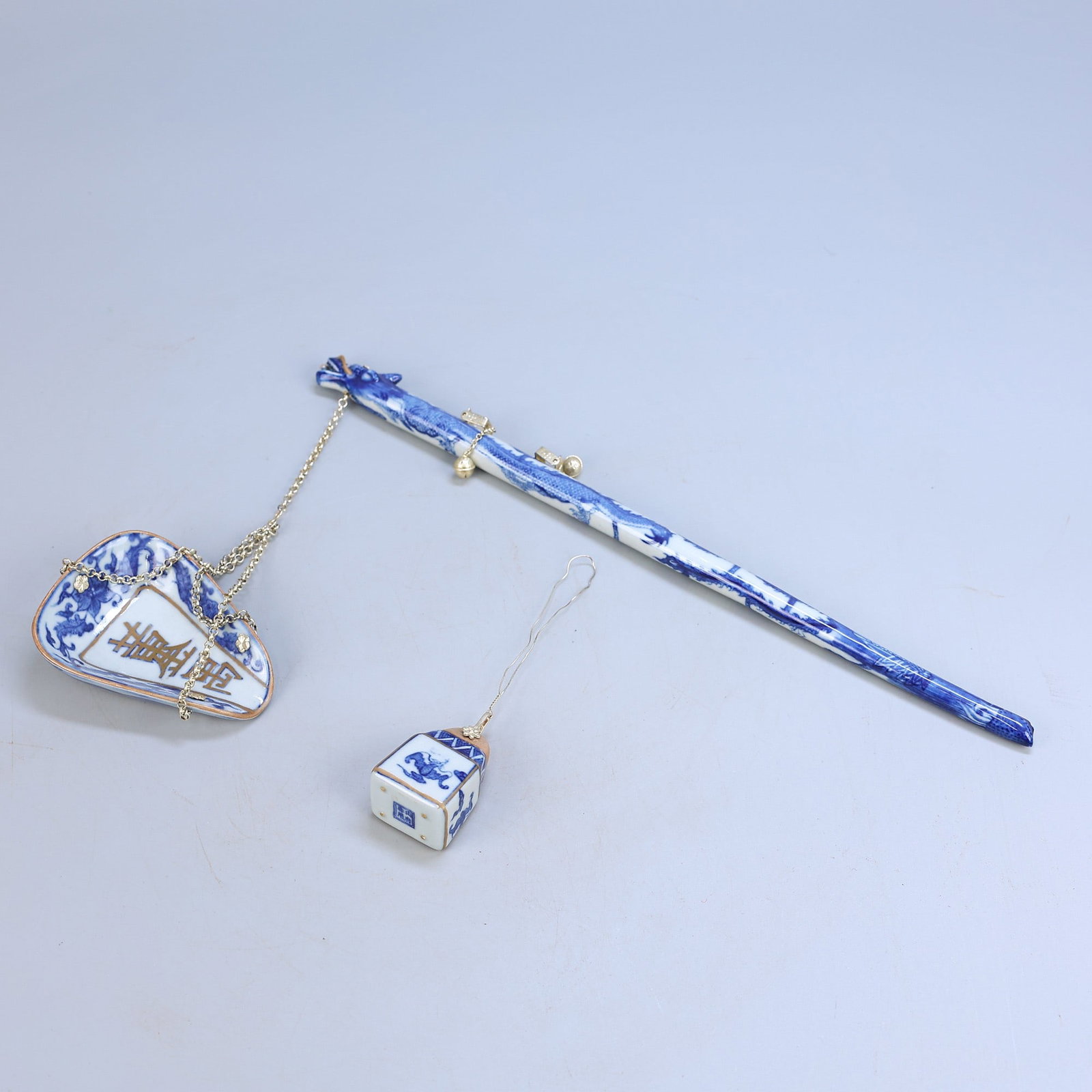 A finely crafted pure silver-inlaid porcelain weight weight: Exquisite pure silver inlaid porcelain weighing weight Size: L: 23cm W: 10cm W: 0.705 kg Size: L: 23cm W: 10cm W: 0.705 kg (The Dimensions Of All Batches Are Manually Measured.If You Need More