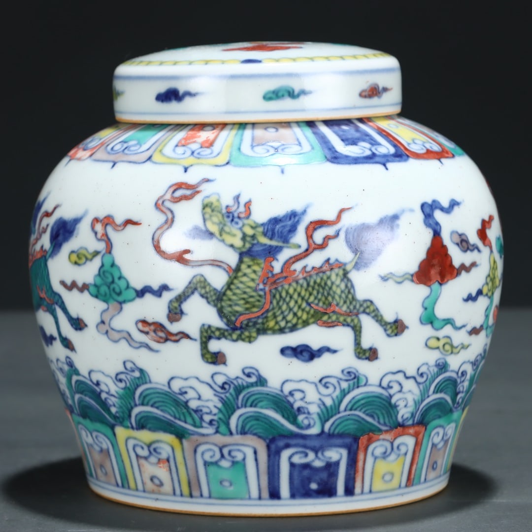 A lidded jar with a doucai group dragon pattern made during the Qianlong period of the Qing Dynasty: A lidded jar with a doucai group dragon pattern made during the Qianlong period of the Qing Dynasty Size: H: 19.5cm Belly diameter: 17.5cm Size: H: 19.5cm Belly diameter: 17.5cm (The Dimensions Of All