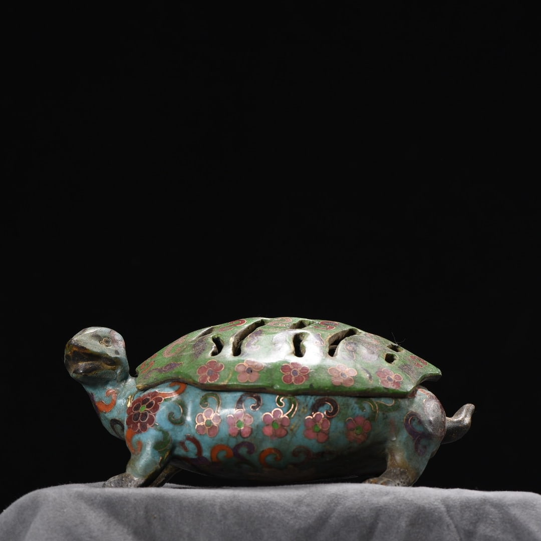 A finely crafted bronze-framed cloisonne long-lived turtle incense burner: Exquisite copper-bodied cloisonne long-lived turtle incense burner Size: L: 18cm W: 11cm H: 7cm W: 1.145 kg Size: L: 18cm W: 11cm H: 7cm W: 1.145 kg (The Dimensions Of All Batches Are Manually Measure