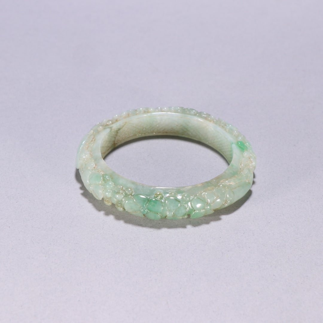 A Qing Dynasty jadeite patterned bracelet: A jadeite patterned bracelet from the Qing Dynasty Size: lnside diameter: 5.4cm W: 1cm W: 0.0531 kg Size: lnside diameter: 5.4cm W: 1cm W: 0.0531 kg (The Dimensions Of All Batches Are Manually Measure