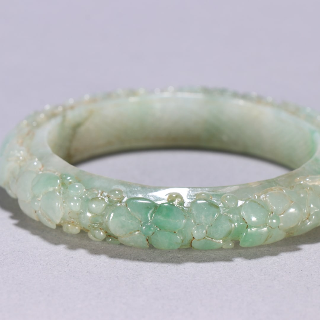 A Qing Dynasty jadeite patterned bracelet - 2