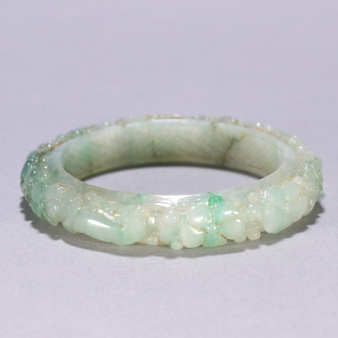 A Qing Dynasty jadeite patterned bracelet - 3