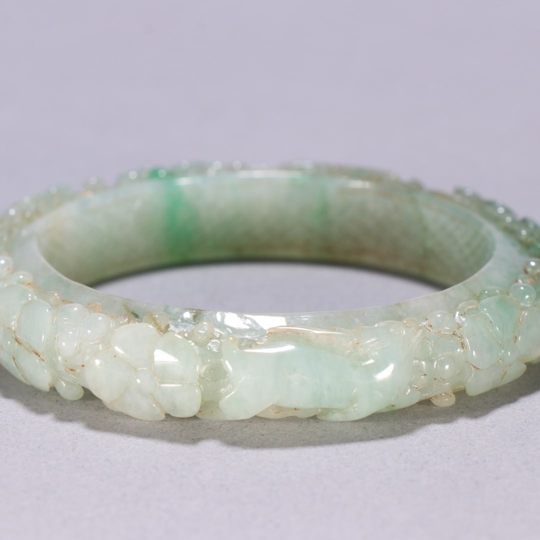 A Qing Dynasty jadeite patterned bracelet - 8