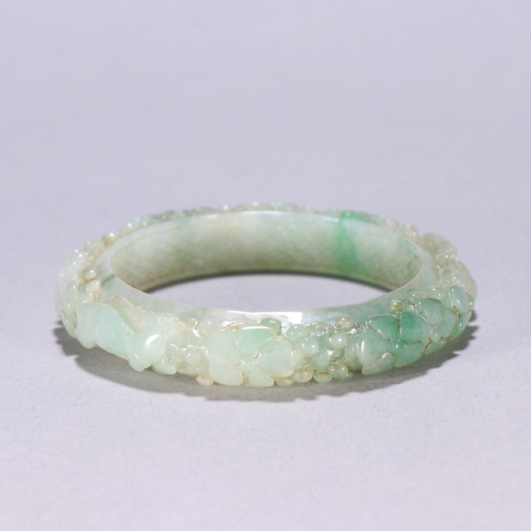 A Qing Dynasty jadeite patterned bracelet - 9