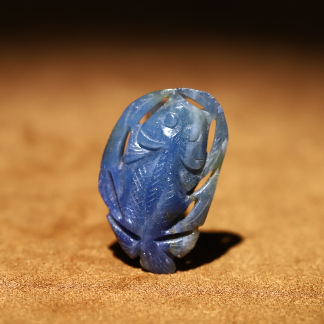 A Qing Dynasty sapphire pendant with 'Abundance Year After Year.': Qing dynasty sapphires have a surplus pendant year after year Size:4.3x2.69x1.0cm W: 0.0165 kg Size:4.3x2.69x1.0cm W: 0.0165 kg (The Dimensions Of All Batches Are Manually Measured.If You Need More
