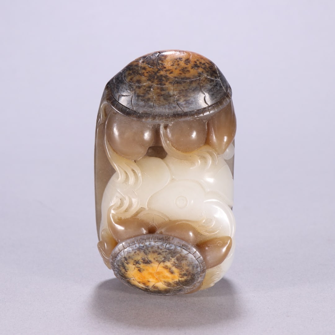 A delicate piece of Hetian jade seed jade carved turtle handle: Exquisite Hetian jade seed jade carved turtle handle Size: H: 9.5cm W: 5.5cm W: 0.3545 kg Size: H: 9.5cm W: 5.5cm W: 0.3545 kg (The Dimensions Of All Batches Are Manually Measured.If You Need More Det