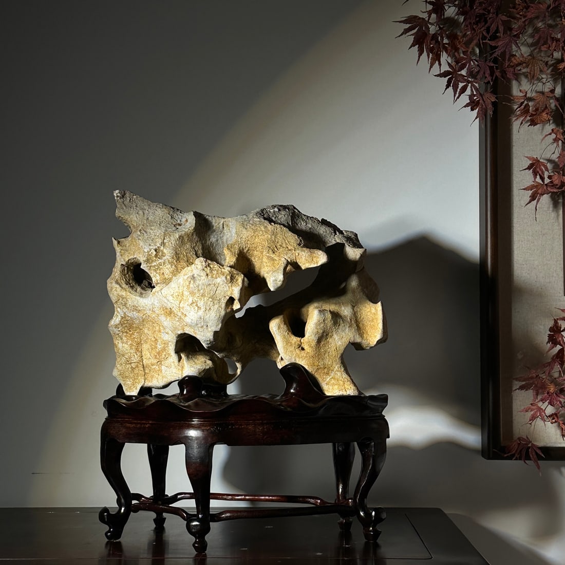 A beautiful piece of Taihu stone: Exquisite Taihu stones Size: H: 38cm W:32cm T: 18cm Size: H: 38cm W:32cm T: 18cm (The Dimensions Of All Batches Are Manually Measured.If You Need More Detailed Information, Please Contact Our Customer