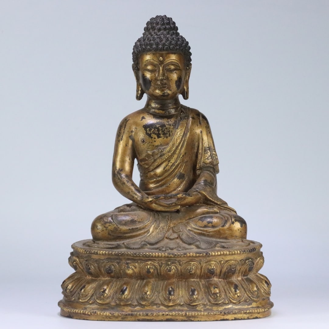 A seated statue of Shakyamuni Buddha from the Qing Dynasty gilded bronze: A seated statue of Shakyamuni Buddha from the Qing Dynasty with copper plaster Size:33x22.6x17cm W:6.69 kg Size:33x22.6x17cm W:6.69 kg (The Dimensions Of All Batches Are Manually Measured.If You Need 