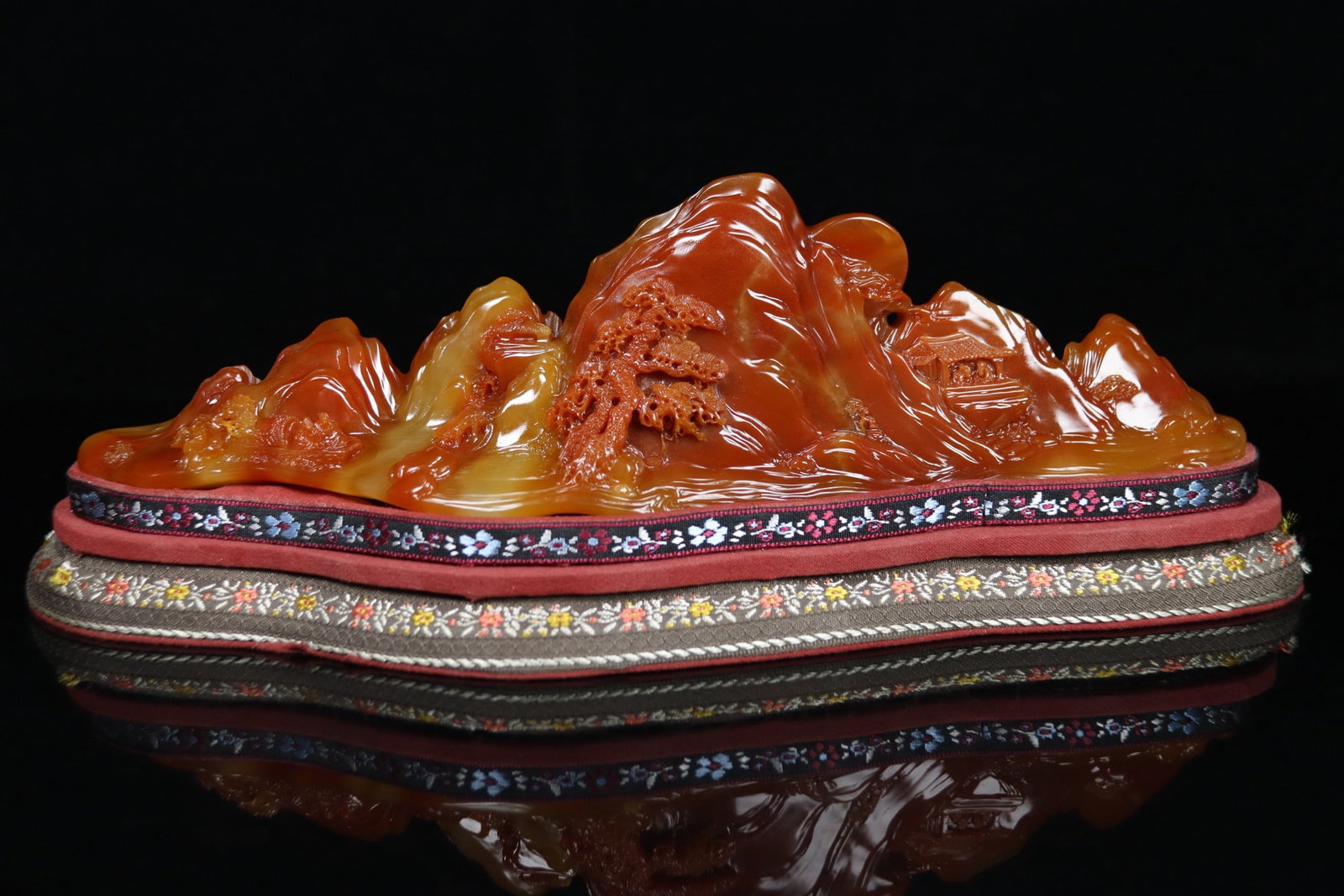 A carved ornament of Shoushan Stone and Furong Stone, made by Huang Yiluo (1 of 9)