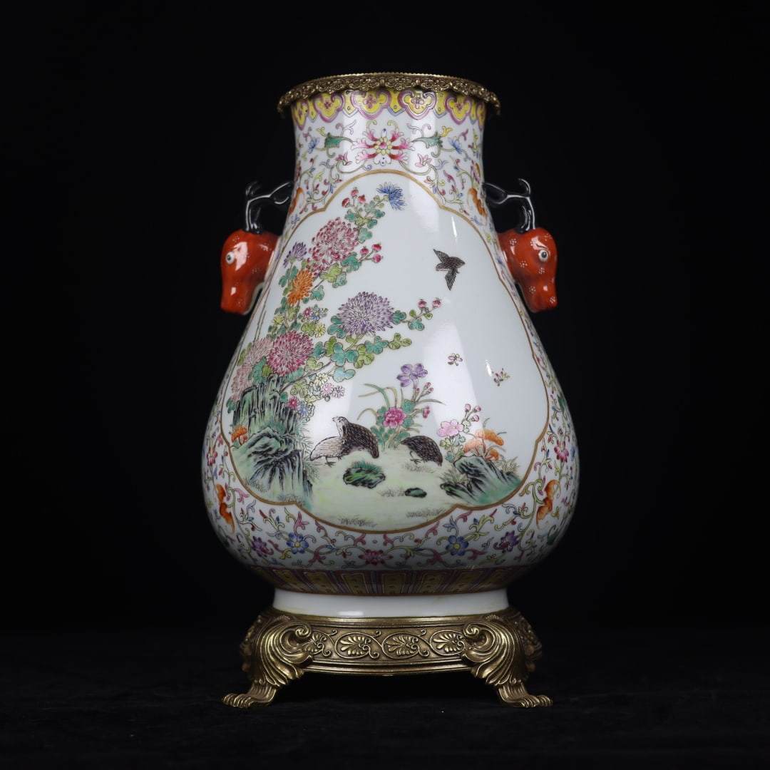 A Qing Dynasty famille rose consecrated floral and bird pattern with a bronze-edged deer head zun: Qing dynasty famille rose consecrated floral and bird motifs with copper edges and deer head zun with copper edges Size: H: 41cm Calibre: 16cm D:26cm Bottom:21cm Size: H: 41cm Calibre: 16cm D:26cm