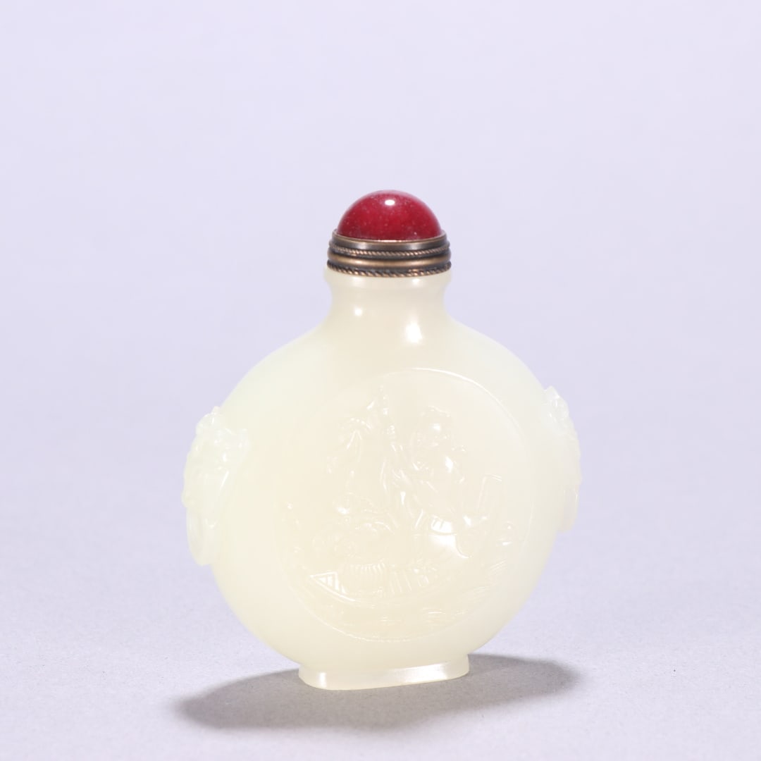 A snuff bottle featuring a Qing Dynasty Hetian jade character story (1 of 9)