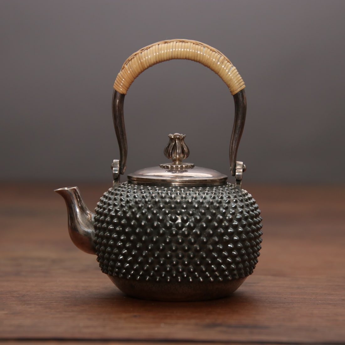 A fine silver pot of Rongzhen: Exquisite silver kettle Rongzhen Size: D:11cmH:12cm W: 0.211kg Size: D:11cmH:12cm W: 0.211kg (The Dimensions Of All Batches Are Manually Measured.If You Need More Detailed Information, Please Contact
