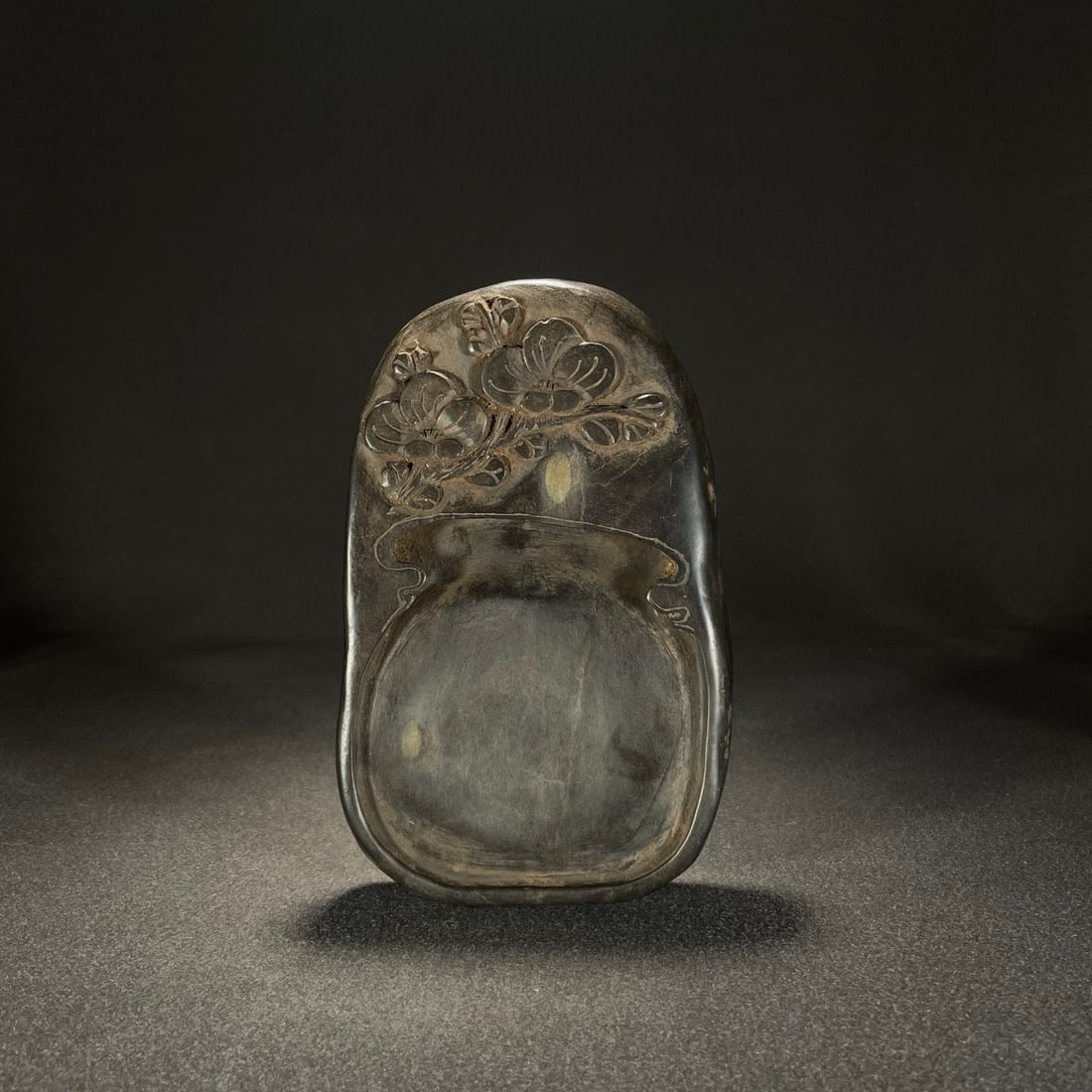 A delicate plum blossom pit plum blossom end inkstone: The exquisite Meihuakeng Plum Blossom Duan Inkstone Size:19.8x12.3x2.6cm W: 1.32 kg Size:19.8x12.3x2.6cm W: 1.32 kg (The Dimensions Of All Batches Are Manually Measured.If You Need More Detailed Infor