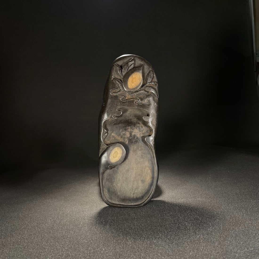 A finely crafted plum blossom pit topped the list of Duan Inkstones: The exquisite plum blossom pit was the first to win the Duan inkstone Size:26.3x10.5x3.8cm W: 2.114 kg Size:26.3x10.5x3.8cm W: 2.114 kg (The Dimensions Of All Batches Are Manually Measured.If You Need