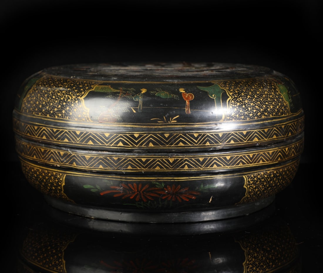 A beautiful lacquerware box: Exquisite lacquerware box Size:16cm 36cm Size:16cm 36cm (The Dimensions Of All Batches Are Manually Measured.If You Need More Detailed Information, Please Contact Our Customer Service Before Bidding.)