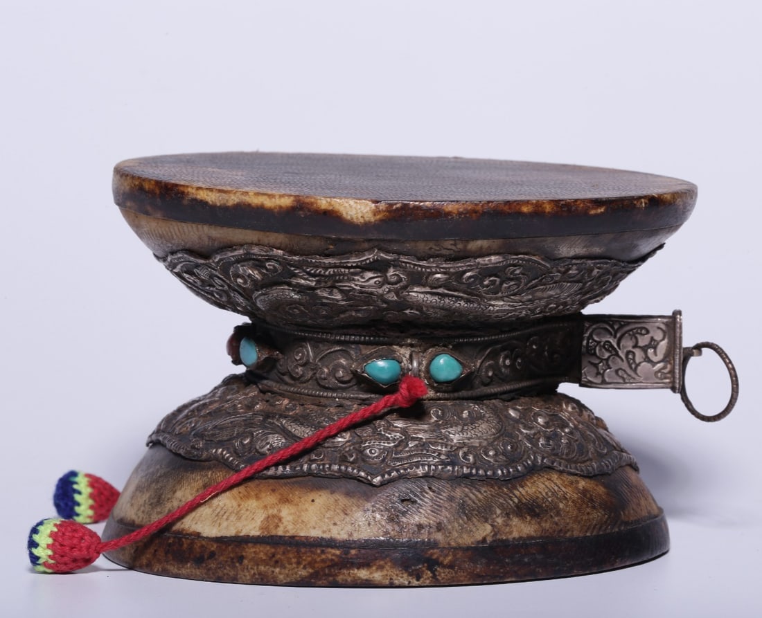 A Qing Dynasty silver-inlaid turquoise agate Gabala drum (1 of 7)