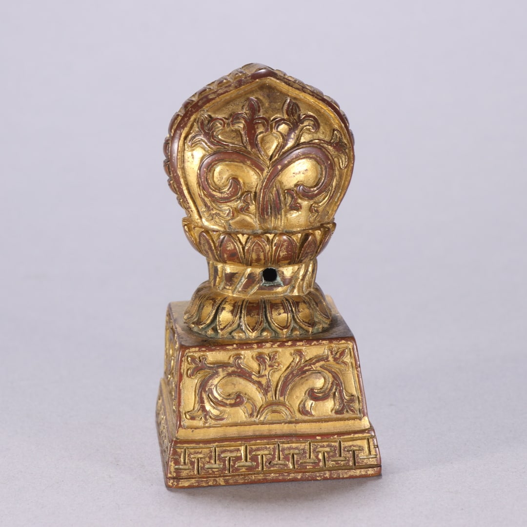 A finely crafted copper gilt scroll pattern seal: Exquisite gilt copper scroll pattern seal Size: H:9cm W: 4.8cm W: 0.4346kg Size: H:9cm W: 4.8cm W: 0.4346kg (The Dimensions Of All Batches Are Manually Measured.If You Need More Detailed Information, 
