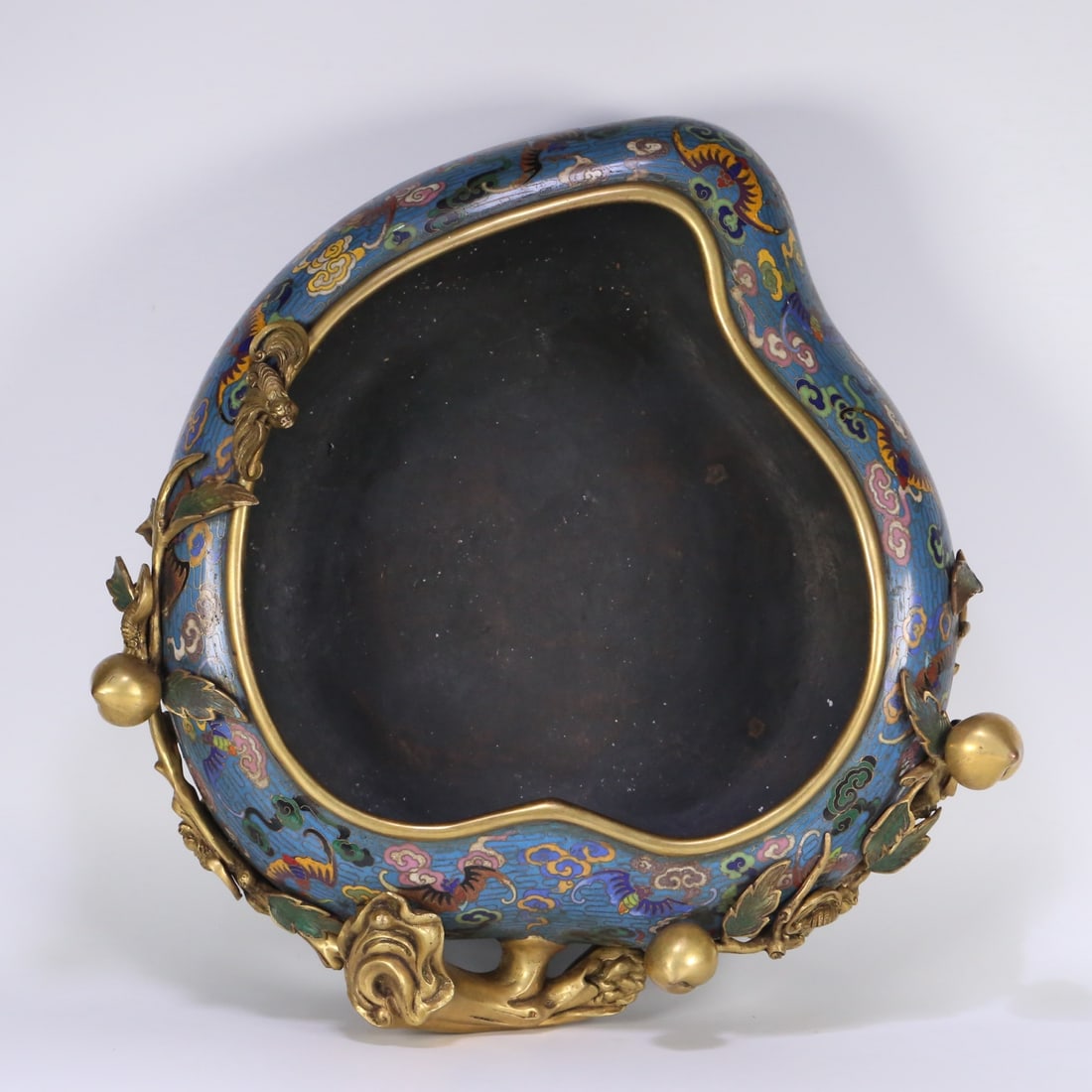 A Qing Dynasty cloisonne bat longevity peach washed piece: Qing Dynasty cloisonne bat longevity peach wash Size:42x41x15 cm W: 9.84 kg Size:42x41x15 cm W: 9.84 kg (The Dimensions Of All Batches Are Manually Measured.If You Need More Detailed Information,