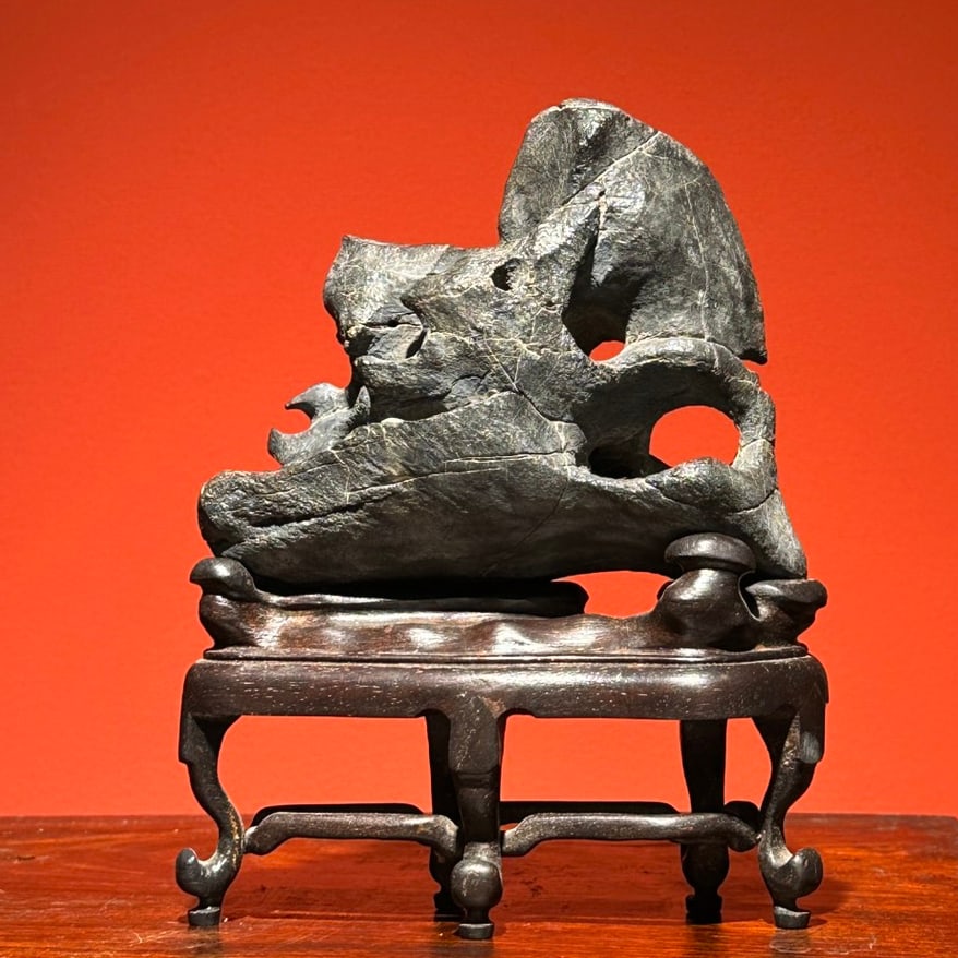 A beautiful piece of Taihu stone: Exquisite Taihu stones Size: H: 18cm W:15cm T: 5cm Size: H: 18cm W:15cm T: 5cm (The Dimensions Of All Batches Are Manually Measured.If You Need More Detailed Information, Please Contact Our Customer