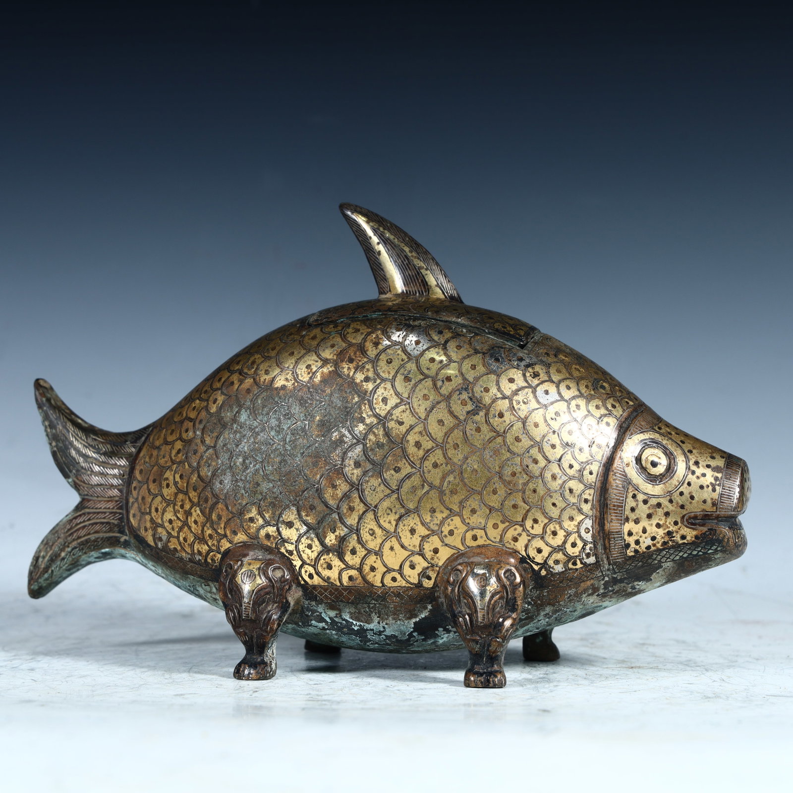 A Han dynasty jade goblet shaped like a gold and silver fish: Han dynasty gold and silver fish-shaped goblets SIZE: H:14cm L: 21cm W:7cm W:1kg SIZE: H:14cm L: 21cm W:7cm W:1kg (The Dimensions Of All Batches Are Manually Measured.If You Need More Detailed