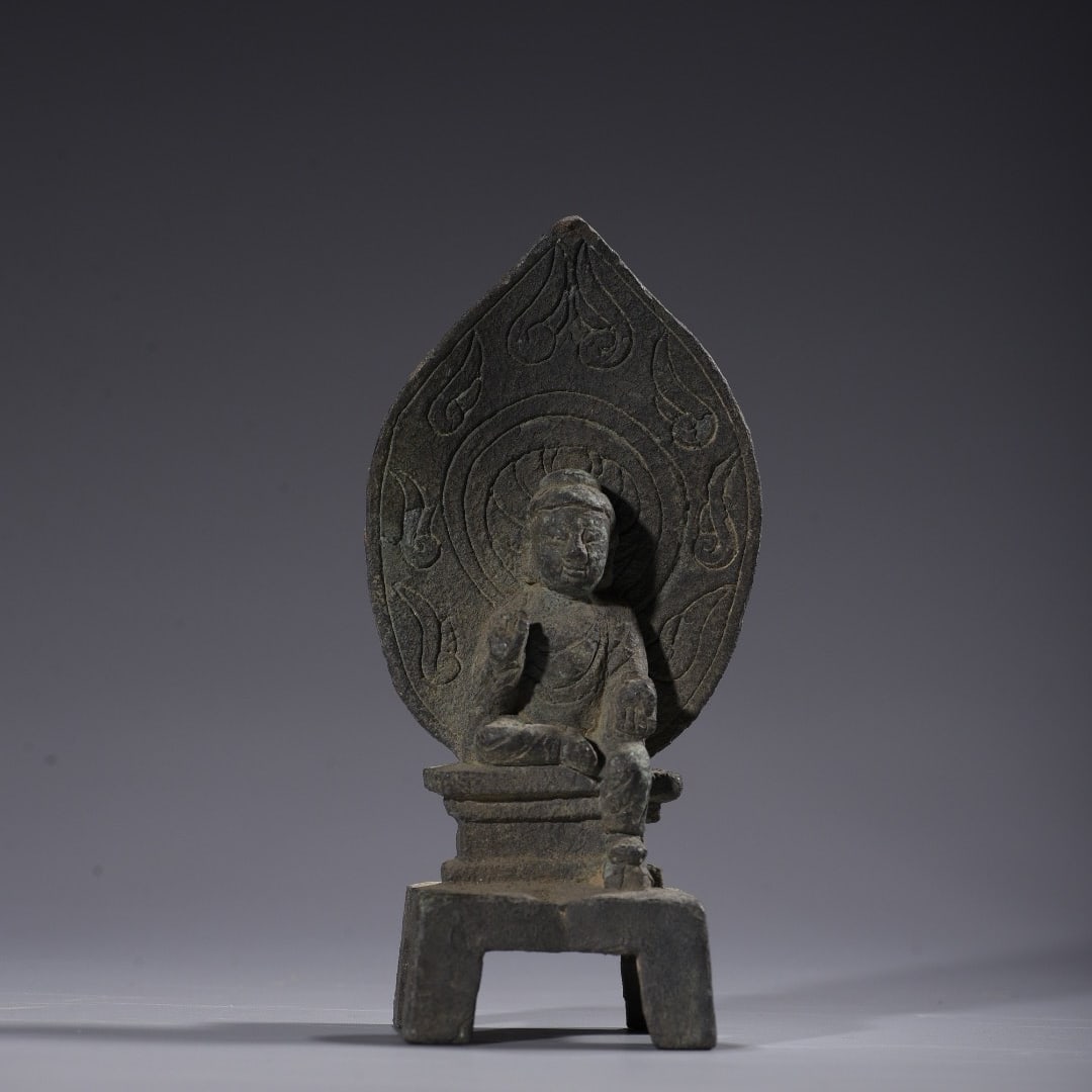 A bronze carved Buddha statue from the Northern Wei period (1 of 9)