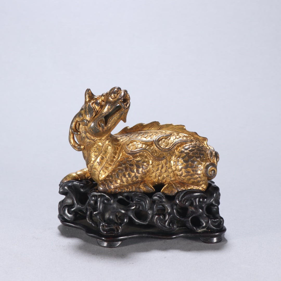 A finely crafted gilt bronze auspicious beast ornament: Exquisite gilt bronze auspicious beast ornaments Size: H: 6cm W: 9cm W: 0.7225 kg Size: H: 6cm W: 9cm W: 0.7225 kg (The Dimensions Of All Batches Are Manually Measured.If You Need More Detailed