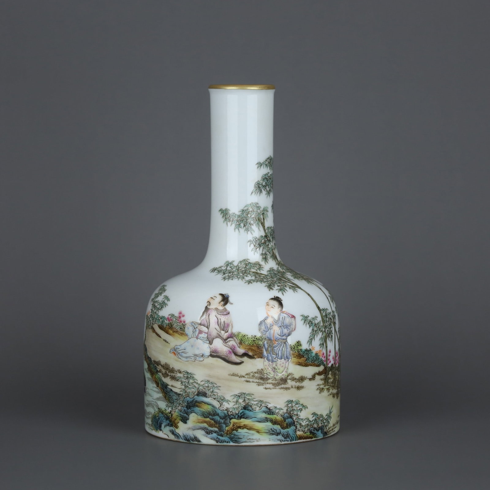 A famille rose figure from the Yongzheng period of the Qing Dynasty, painting Dong Da'er's poem and: A famille rose figure composed during the Yongzheng period of the Qing Dynasty, depicting Dong Da'er's poem and prose shaking bells Size: H: 17.5cm Belly diameter: 10cm Size: H: 17.5cm Belly diameter: