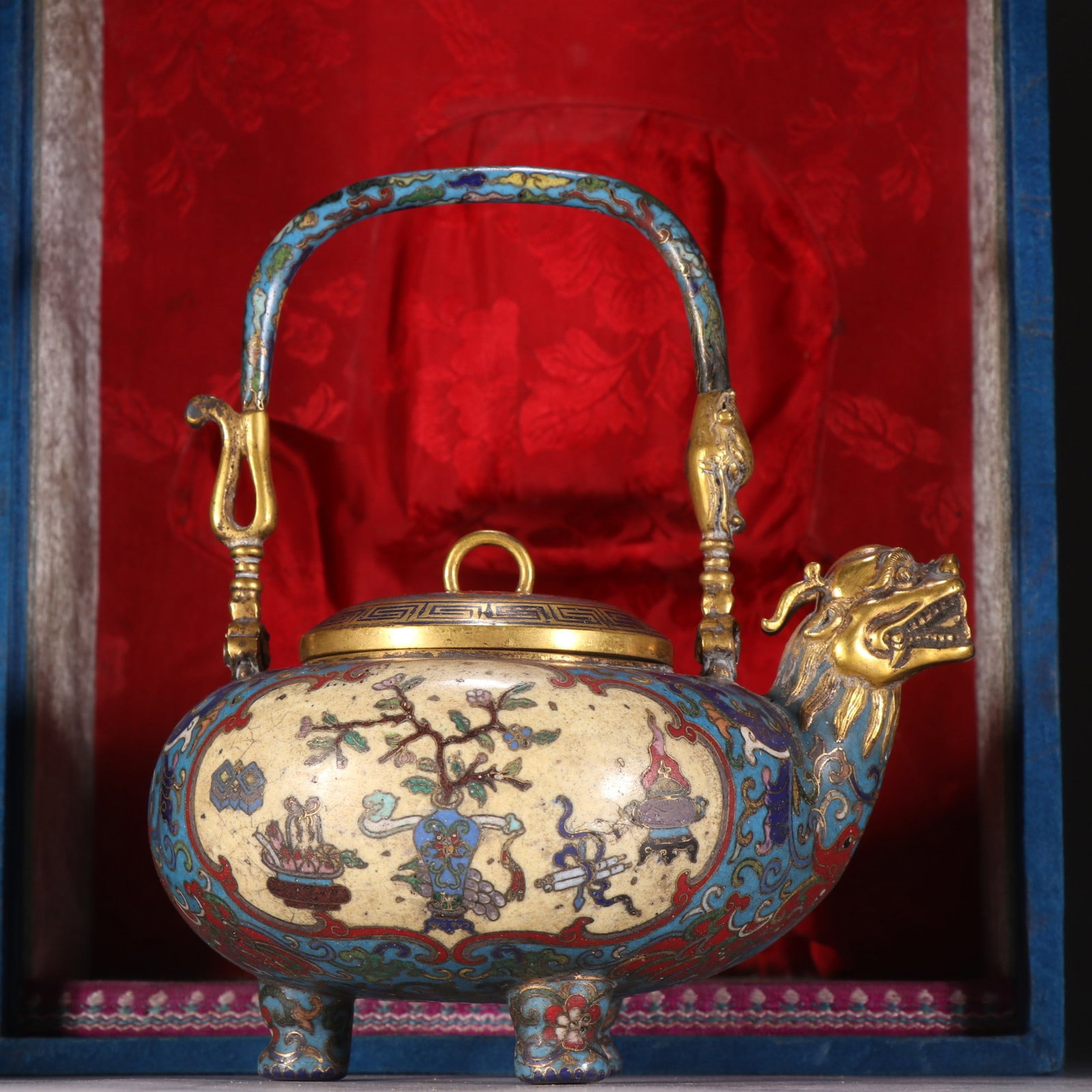 A Qing Dynasty bronze gilt cloisonne with a dragon-head handle: A Qing Dynasty bronze gilt cloisonne dragon-head handlebar Size: H:16.5cm W: 14cm W: 0.5658kg Size: H:16.5cm W: 14cm W: 0.5658kg (The Dimensions Of All Batches Are Manually Measured.If You Need More D