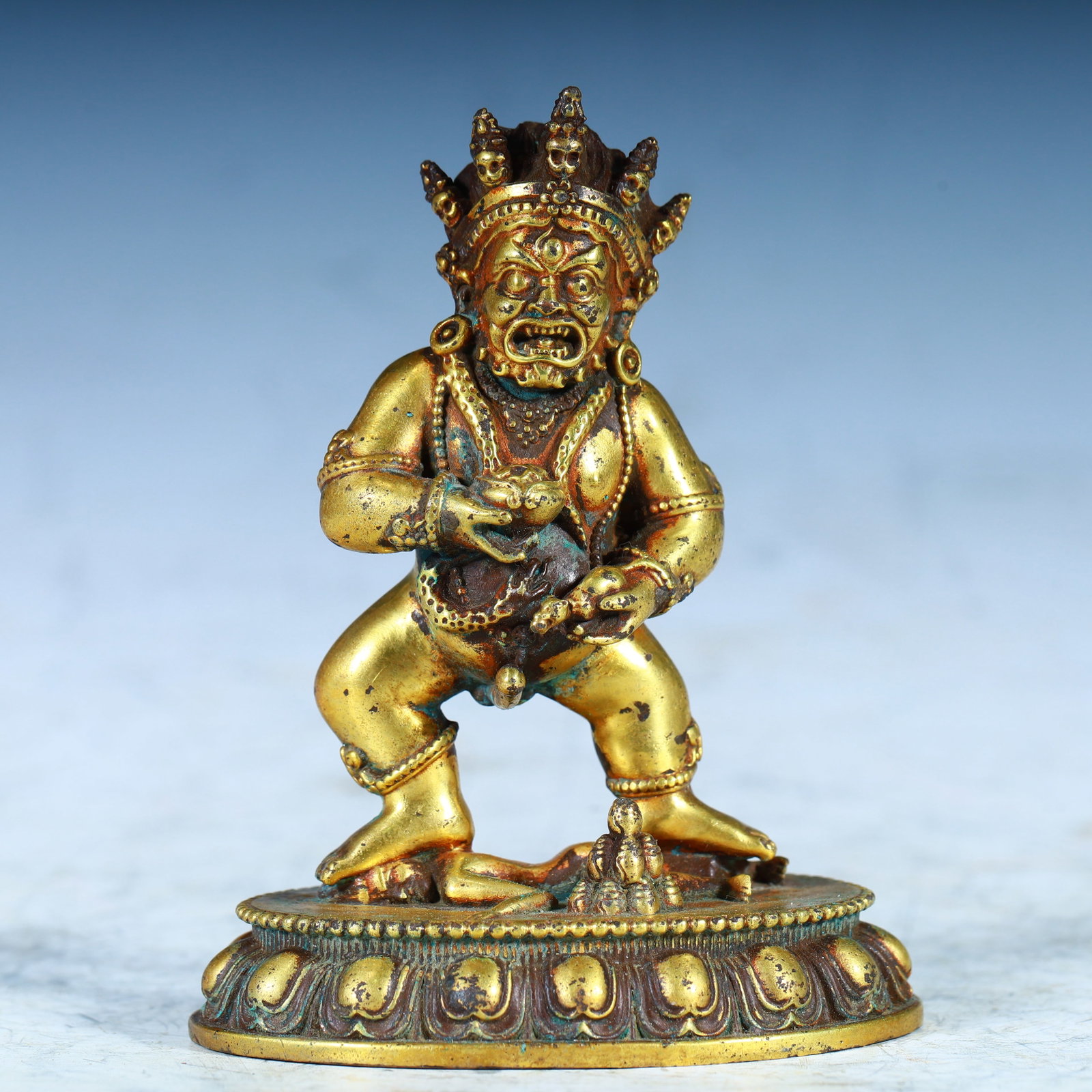 A bronze gilt black statue of the God of Wealth from the Qing Dynasty: A bronze gilt black statue of the God of Wealth from the Qing Dynasty SIZE: H:10cm L: 7.5cm W:5cm W:411.3g SIZE: H:10cm L: 7.5cm W:5cm W:411.3g (The Dimensions Of All Batches Are Manually Measured.If