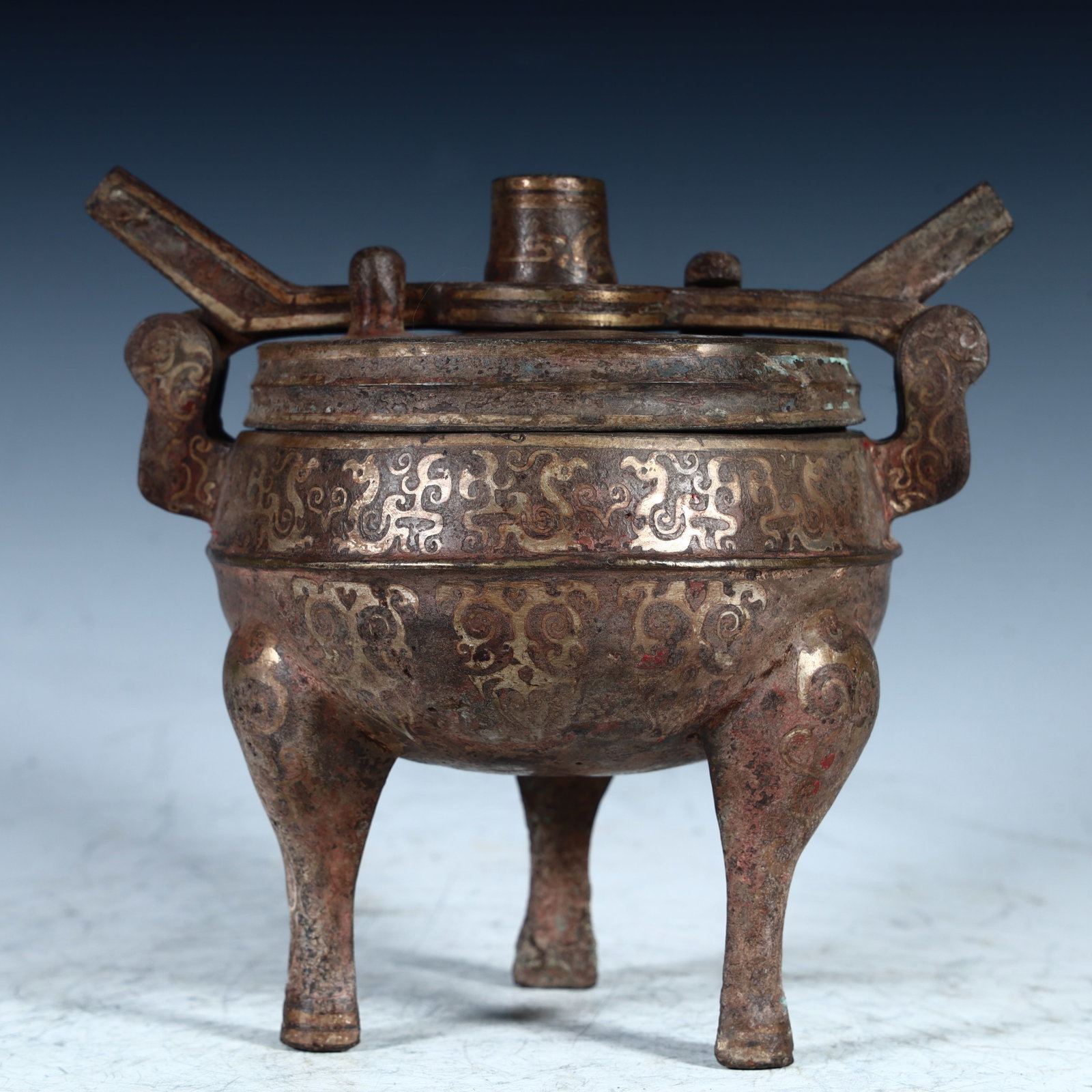 A Qing Dynasty bronze tripod with a silver three-legged lid round tripod (1 of 9)