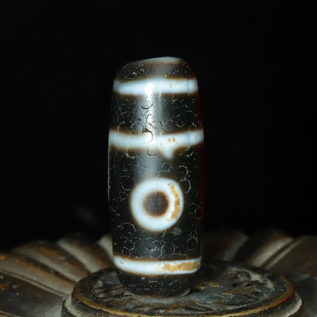 A beautiful two-eyed Dzi bead: Exquisite two-eyed Dzi beads Size:34x13mm W: 0.010 kg Size:34x13mm W: 0.010 kg (The Dimensions Of All Batches Are Manually Measured.If You Need More Detailed Information, Please Contact Our Customer
