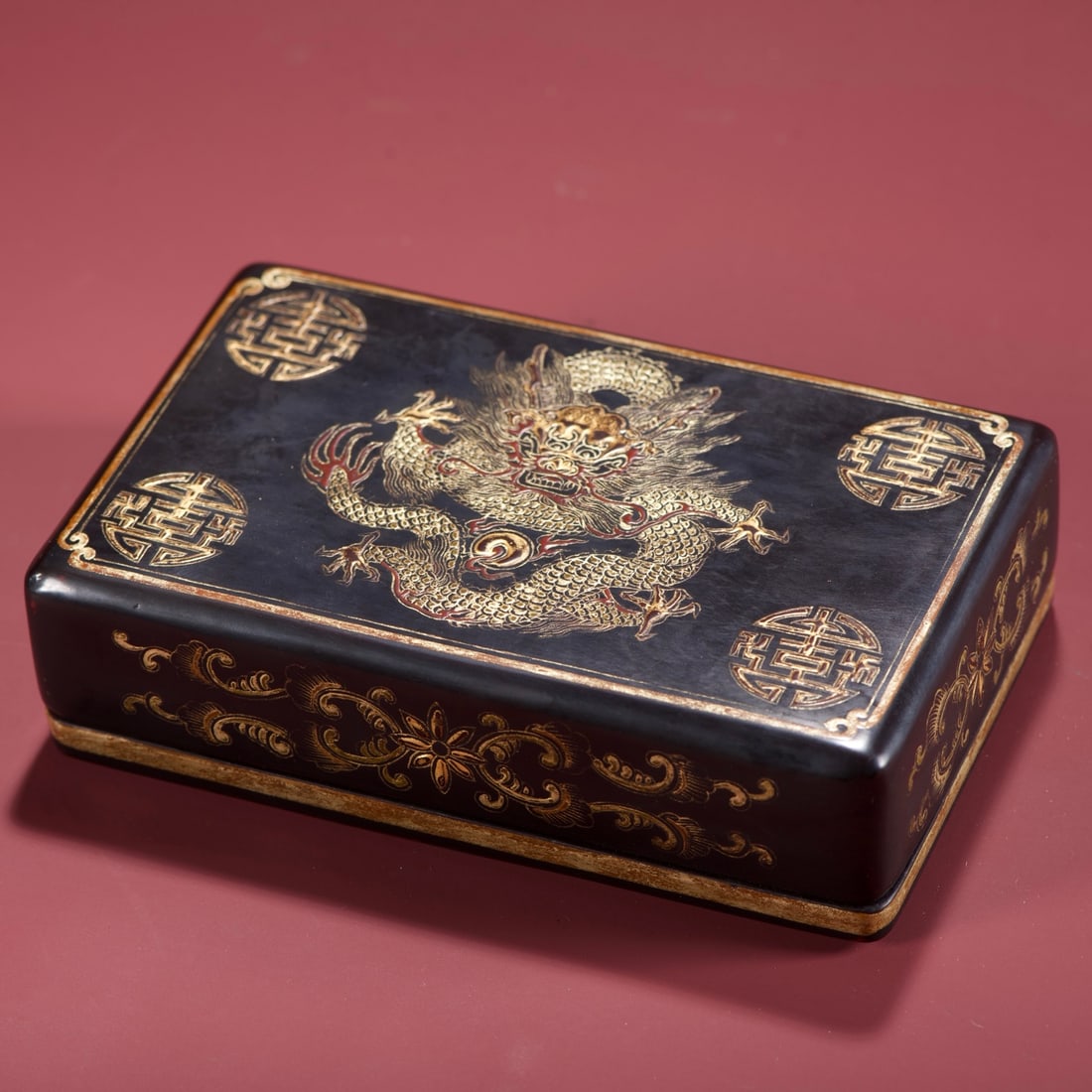 A beautiful wooden body with real gold lacquer and dragon pattern study box: Exquisite wooden base with real gold lacquerware and dragon pattern study box Size: L: 14.5cm W: 9cm H: 4cm W: 0.195 kg Size: L: 14.5cm W: 9cm H: 4cm W: 0.195 kg (The Dimensions Of All Batches Are Man