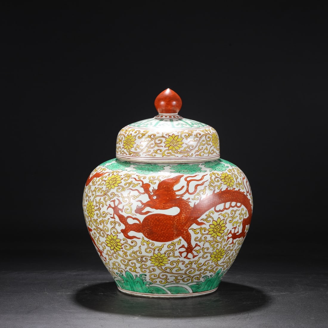 A large lidded jar with red and green seawater entwined branches and dragon patterns, made during: A large lidded jar with red and green sea water entwined branches and dragon patterns made during the Jiajing period of the Qing Dynasty Size: H:40.5cm Calibre: 17cm Belly diameter: 31 cm Size: