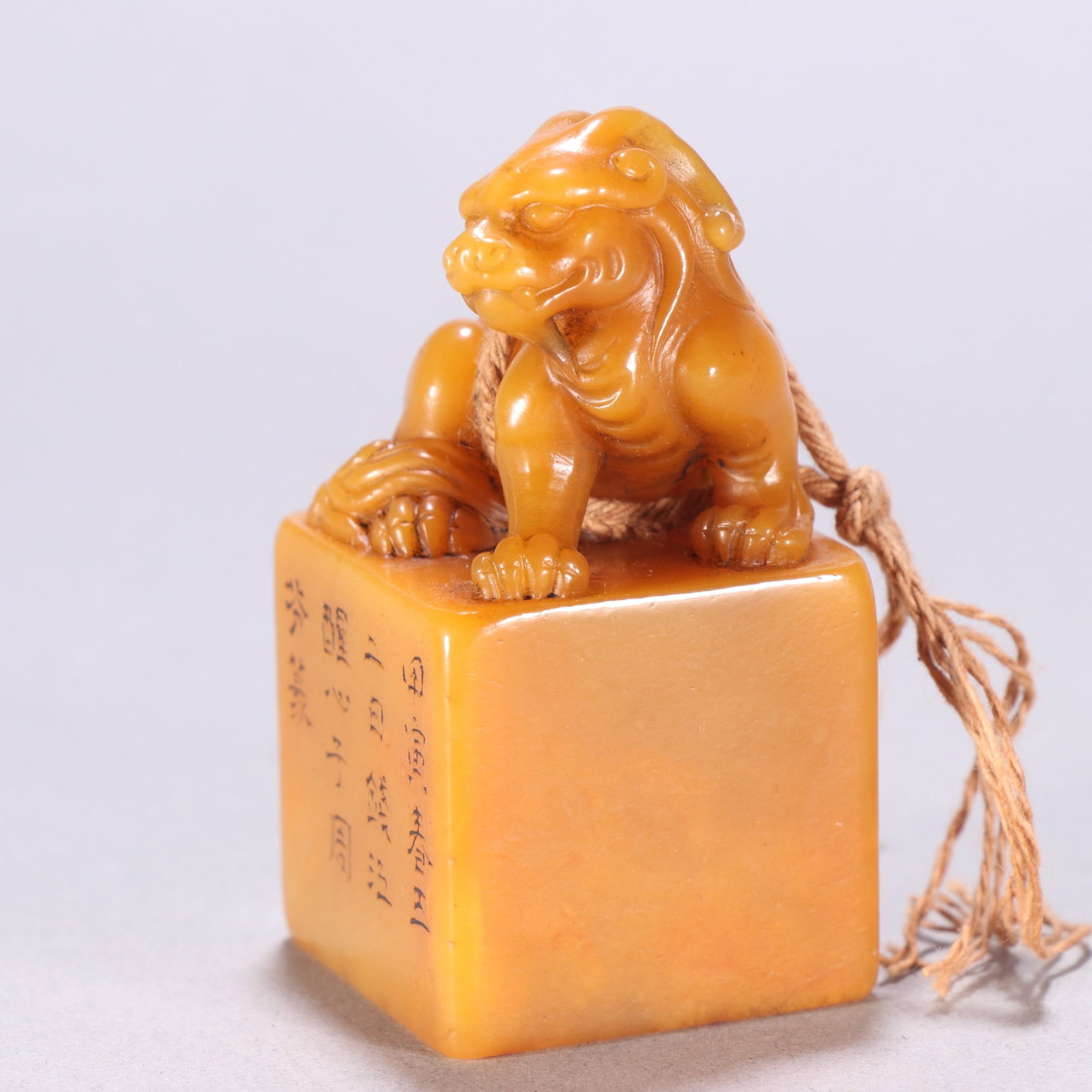 A Qing Dynasty Zhou Fen seal with a Tianhuang stone auspicious beast knob: Qing Dynasty Zhou Fen Tianhuang Stone Auspicious Beast Knob Seal Size: H:6.5cm W: 3.4cm W: 0.1293kg Size: H:6.5cm W: 3.4cm W: 0.1293kg (The Dimensions Of All Batches Are Manually Measured.If You Need 