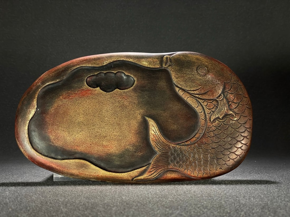 A delicate cinnabar inkstone featuring red eel, yellow croaker, and interesting inkstones: Exquisite cinnabar eel and yellow croaker inkstone Size:22.3x12.8x2.3cm W: 1.608 kg Size:22.3x12.8x2.3cm W: 1.608 kg (The Dimensions Of All Batches Are Manually Measured.If You Need More Detailed