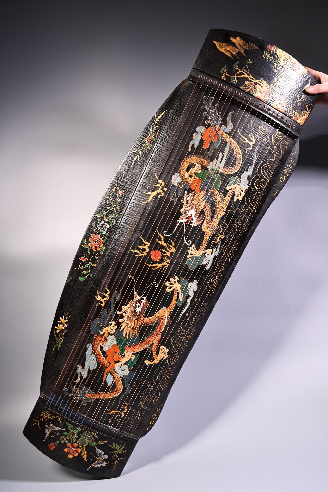A finely crafted wooden lacquerware instrument with hand-painted painted gold and gold inlay on a: Exquisite wooden lacquerware, hand-painted, gilded, and gilded guzheng instrument Size: H:120cm W: 40 cm W: 5.5 kg Size: H:120cm W: 40 cm W: 5.5 kg (The Dimensions Of All Batches Are Manually