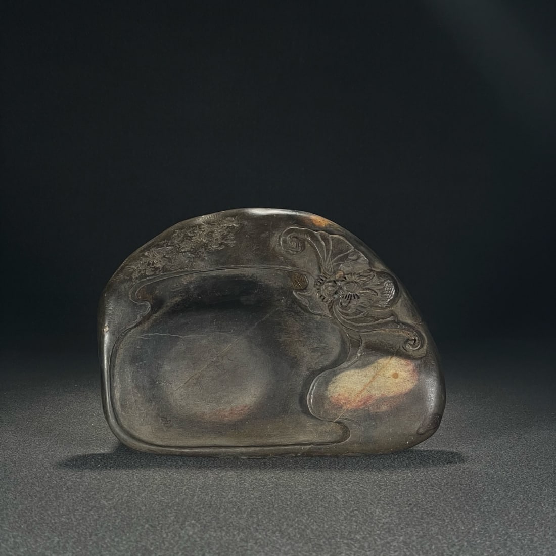 A beautiful plum blossom pit with fortune before my eyes, an inkstone: The exquisite plum blossom pit of fortune is right before my eyes, like an inkstone Size:18.8x13.8x2.6cm W: 1.347 kg Size:18.8x13.8x2.6cm W: 1.347 kg (The Dimensions Of All Batches Are Manually Measur