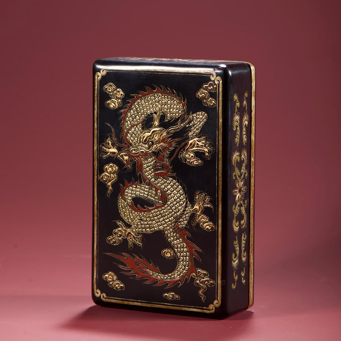 A beautiful wooden body with real gold lacquer and dragon pattern study box: Exquisite wooden base with real gold lacquerware and dragon pattern study box Size: L: 14.5cm W: 9cm H: 4cm W: 0.195 kg Size: L: 14.5cm W: 9cm H: 4cm W: 0.195 kg (The Dimensions Of All Batches Are Man
