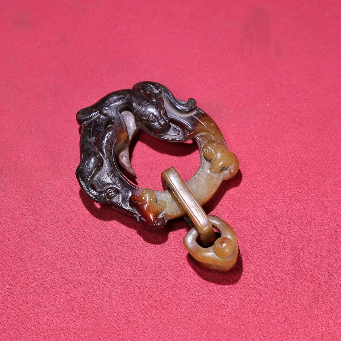 A finely crafted Hetian jade pit full Qin living ring with a chi dragon ring (1 of 8)