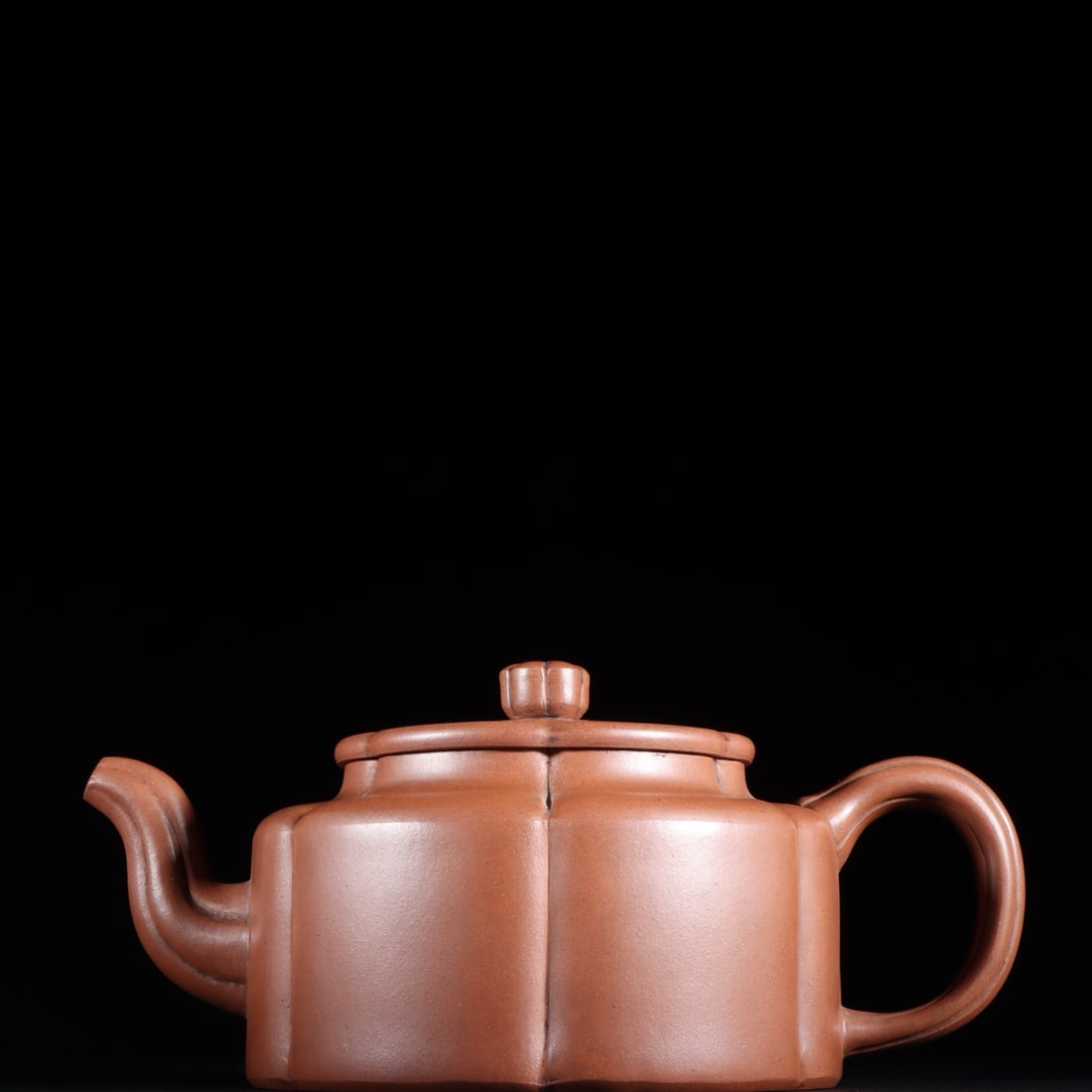 A beautiful plum blossom Zhou plate Yixing teapot: Exquisite plum blossom Zhou tray Yixing teapot Size: H: 10cm 21.5cm Size: H: 10cm 21.5cm (The Dimensions Of All Batches Are Manually Measured.If You Need More Detailed Information, Please Contact Our