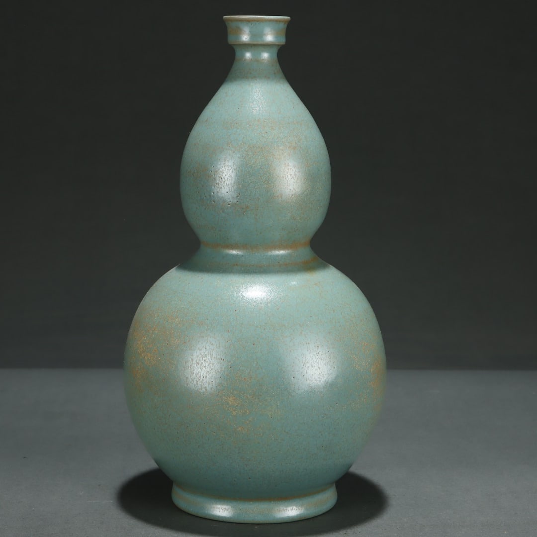 A Song Dynasty Ru kiln carved gourd vase (1 of 8)