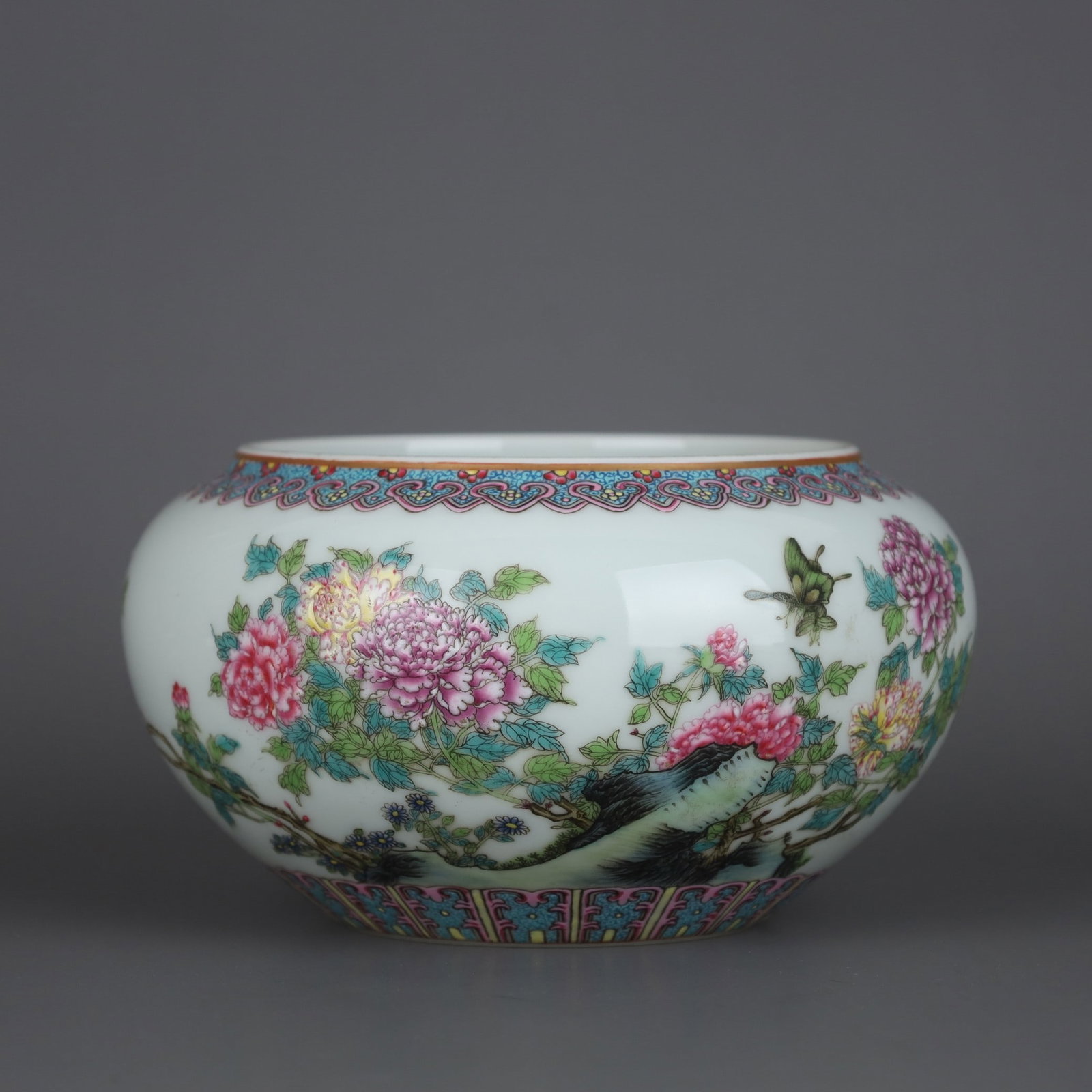 A Qing Dynasty Yongzheng period enamel butterfly love pattern brush washer: Enamel butterfly love pattern brush washer from the Yongzheng period of the Qing Dynasty Size: H: 9.4cm Belly diameter: 17cm Size: H: 9.4cm Belly diameter: 17cm (The Dimensions Of All Batches Are Manu