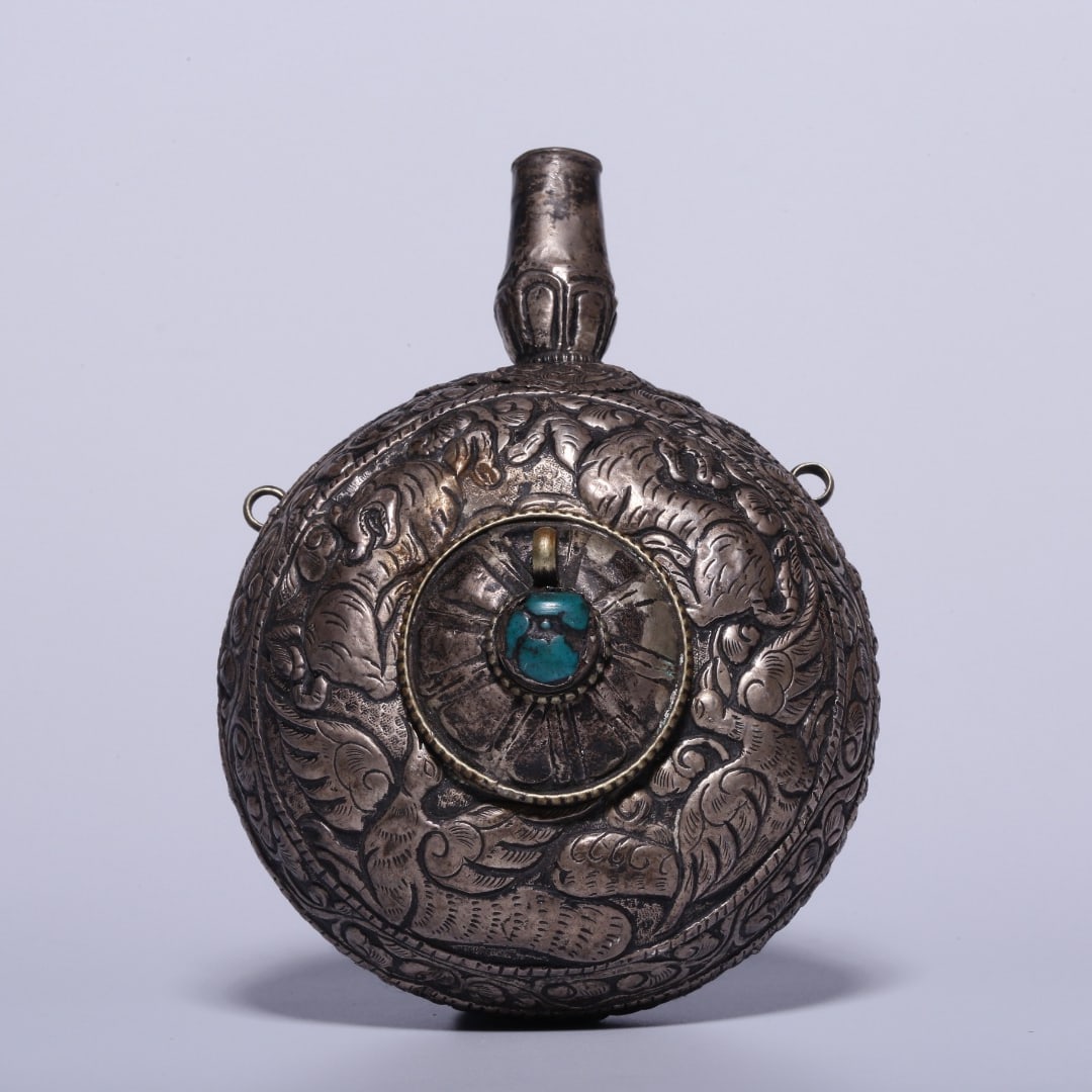 A Qing Dynasty silver-engraved snuff bottle with phoenix and white tiger motifs (1 of 8)