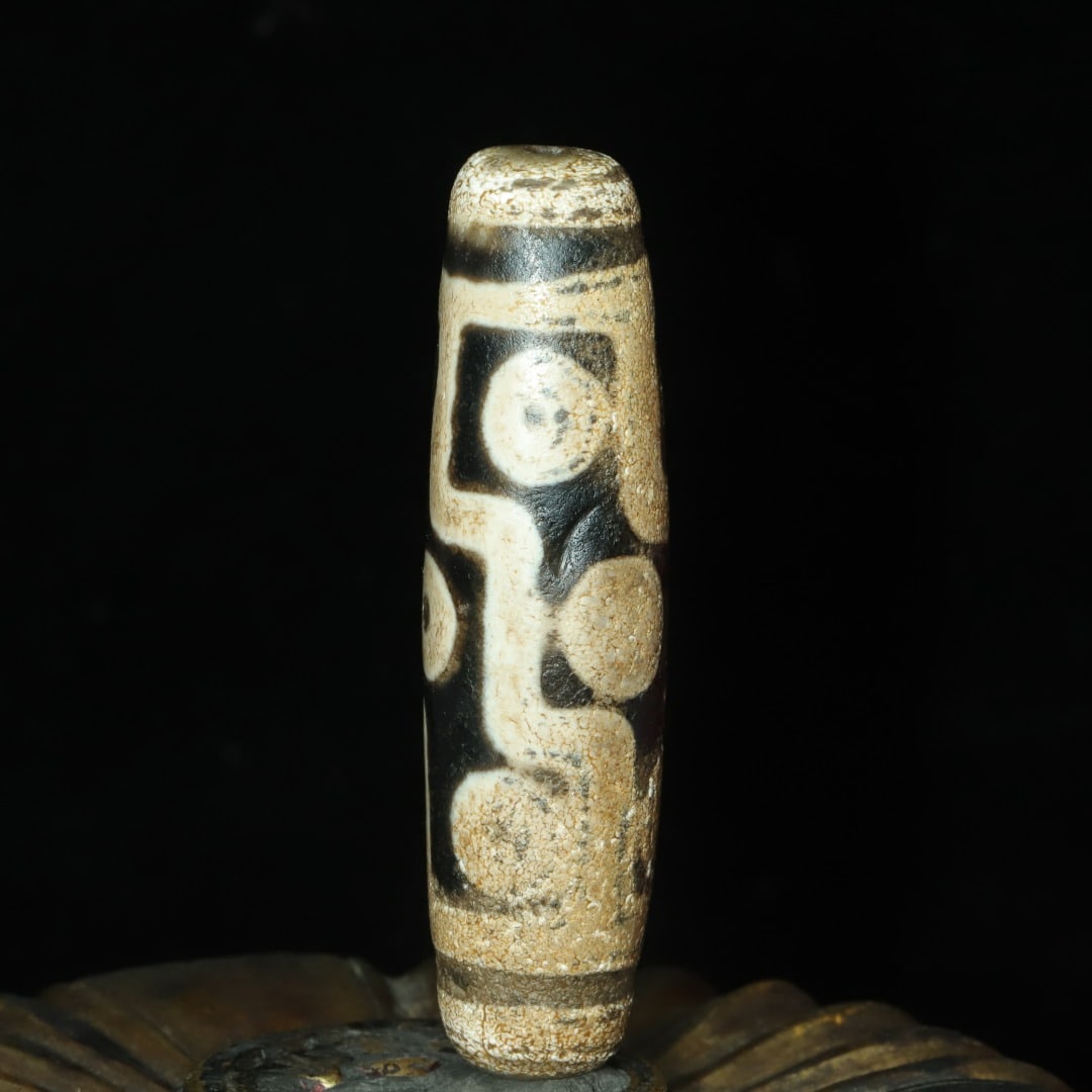A beautiful Nine-Eyed Dzi Bead: Exquisite Nine-Eyed Dzi Beads Size:60x15mm W: 0.021 kg Size:60x15mm W: 0.021 kg (The Dimensions Of All Batches Are Manually Measured.If You Need More Detailed Information, Please Contact Our Customer 