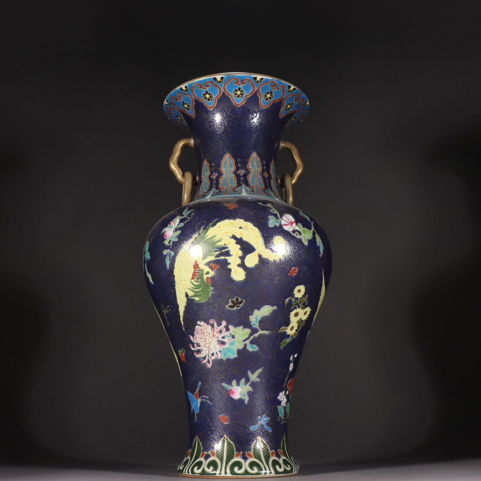 A Qing Dynasty porcelain vase with painted enamel phoenix patterns and double handles: A Qing Dynasty porcelain vase with painted enamel phoenix patterns and double handles Size: H:36.5cm W: 18cm Size: H:36.5cm W: 18cm (The Dimensions Of All Batches Are Manually Measured.If You Need Mor