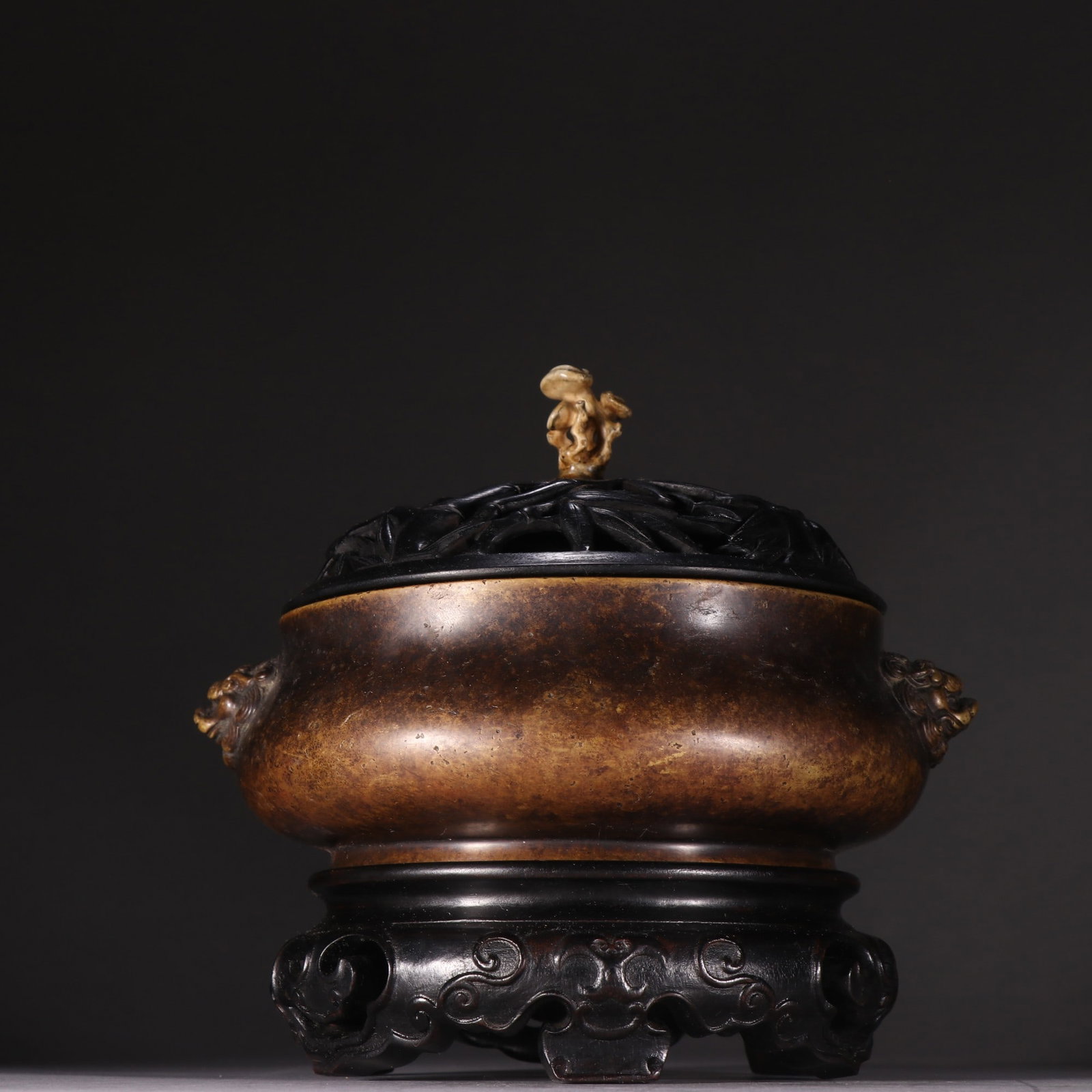 A copper double-lion-ear incense burner made during the Xuande period of the Ming Dynasty: A copper double-lion-ear incense burner made during the Xuande period of the Ming Dynasty Size: H:16cm W: 17cm W: 1.9974kg Size: H:16cm W: 17cm W: 1.9974kg (The Dimensions Of All Batches Are Manually 