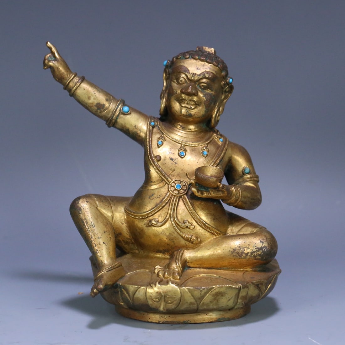 A bronze gilt statue of a great accomplishment from the Qing Dynasty: A gilded bronze statue of the Great Achiever from the Qing Dynasty Size:15.3x13x10 cm W: 1.309 kg Size:15.3x13x10 cm W: 1.309 kg (The Dimensions Of All Batches Are Manually Measured.If You Need More D