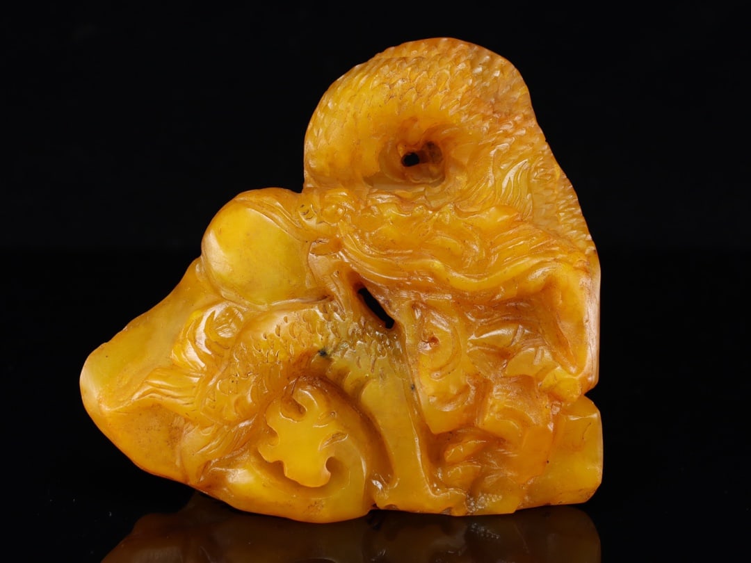 A Western Tang dynasty Shitian Yellow Lantern Frozen Dragon Spitting Bead Seal Ornament: Western Tang Shitian Yellow Lantern Frozen Dragon Spitting Pearl Seal Ornament Size:11x12x5cm W: 0.537 kg Size:11x12x5cm W: 0.537 kg (The Dimensions Of All Batches Are Manually Measured.If You Need